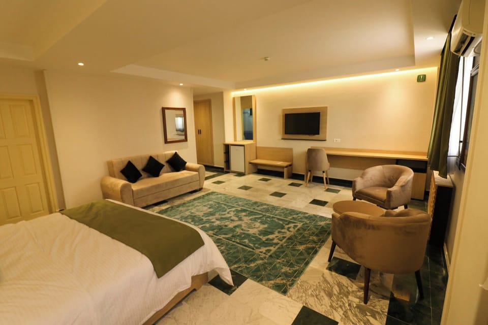 Deluxe Suite | Minibar, blackout drapes, WiFi (free), bed sheets