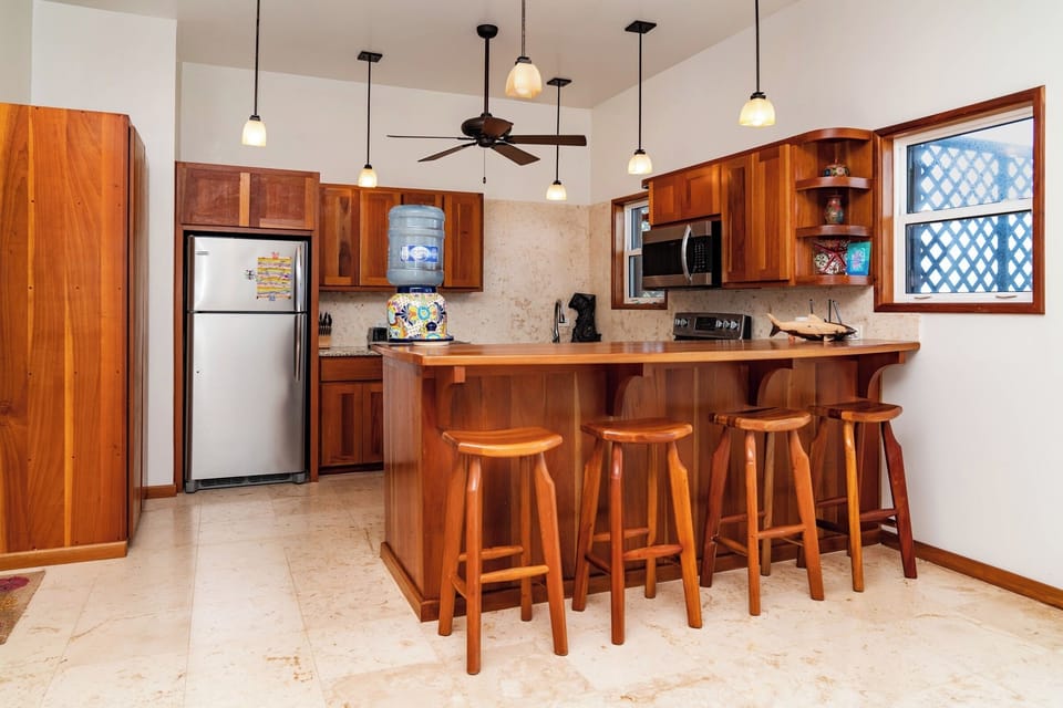 Kitchen with breakfast bar