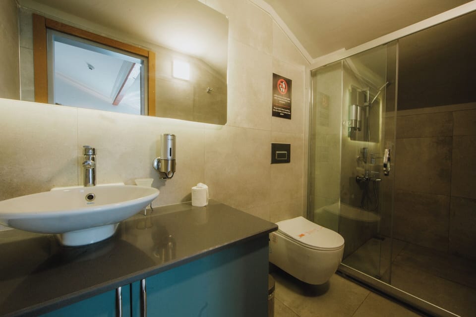 Combined shower/tub, free toiletries, hair dryer, slippers