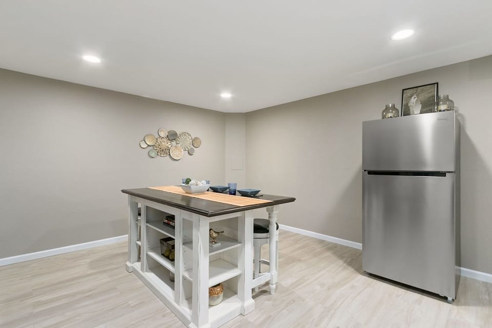 House, Multiple Beds, Patio, Garden View (2719 Daffodil Place - Whole House) | Interior