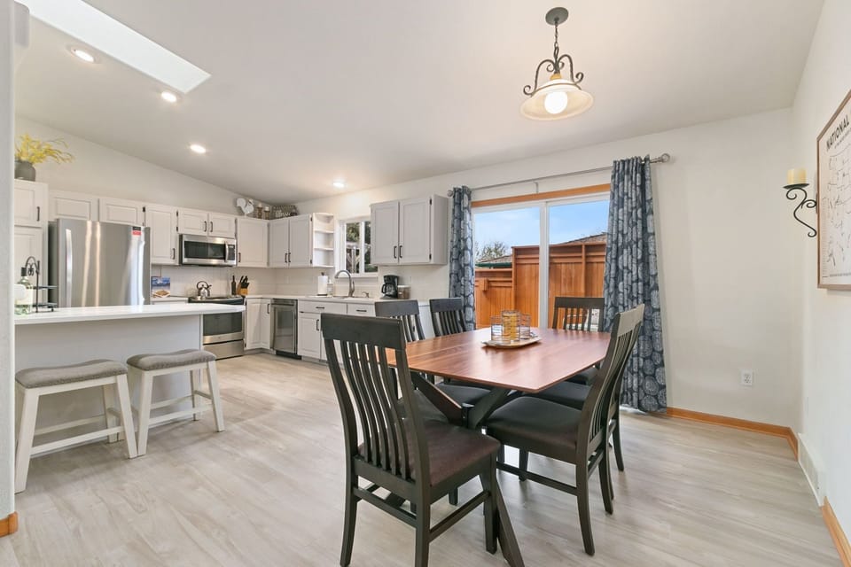 House, Multiple Beds, Patio, Garden View (2719 Daffodil Place - Whole House) | Dining