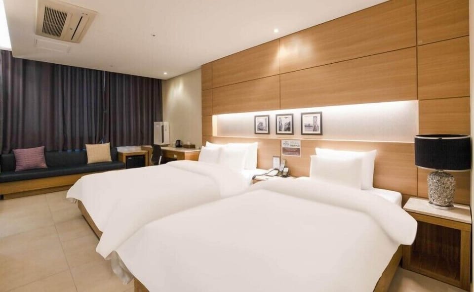 Deluxe Twin (Air purifier) | Down comforters, blackout drapes, free WiFi, bed sheets