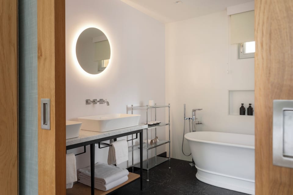 Signature Room, Balcony, Park View | Bathroom | Hair dryer, towels, soap, shampoo