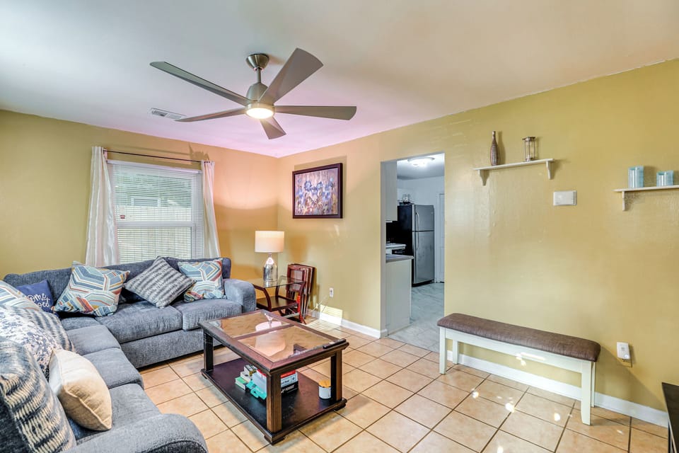 Living Room | Smart TV | Board Games | Books