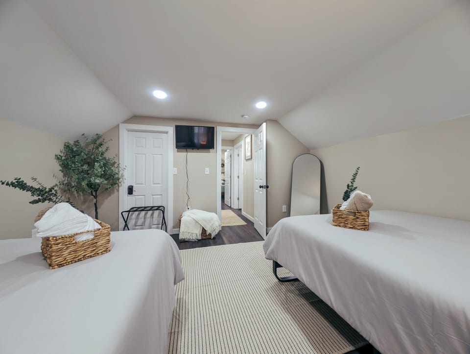 2nd Level Bedroom #2
2 Queen Beds
Smart TV