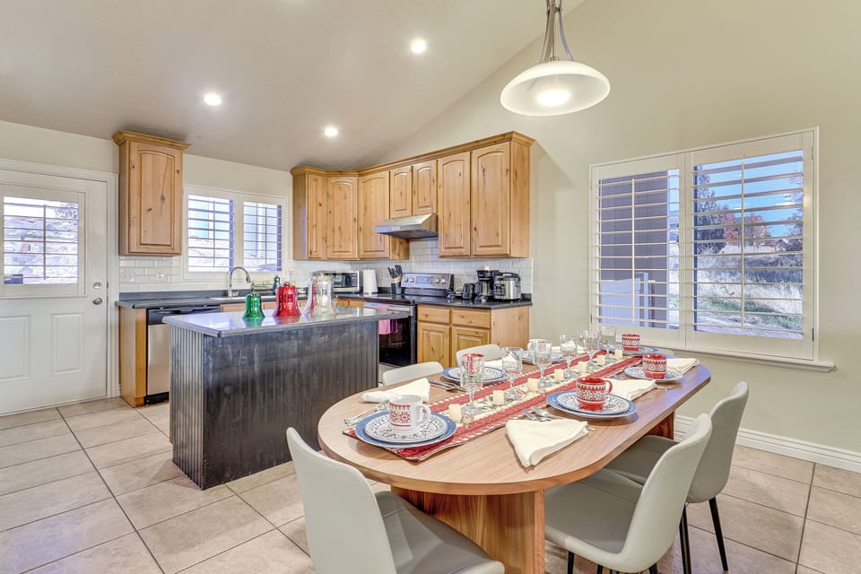 Kitchen & Dining Area