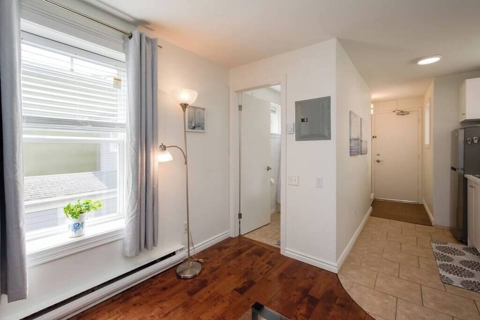 windows on right and left. Bright space!