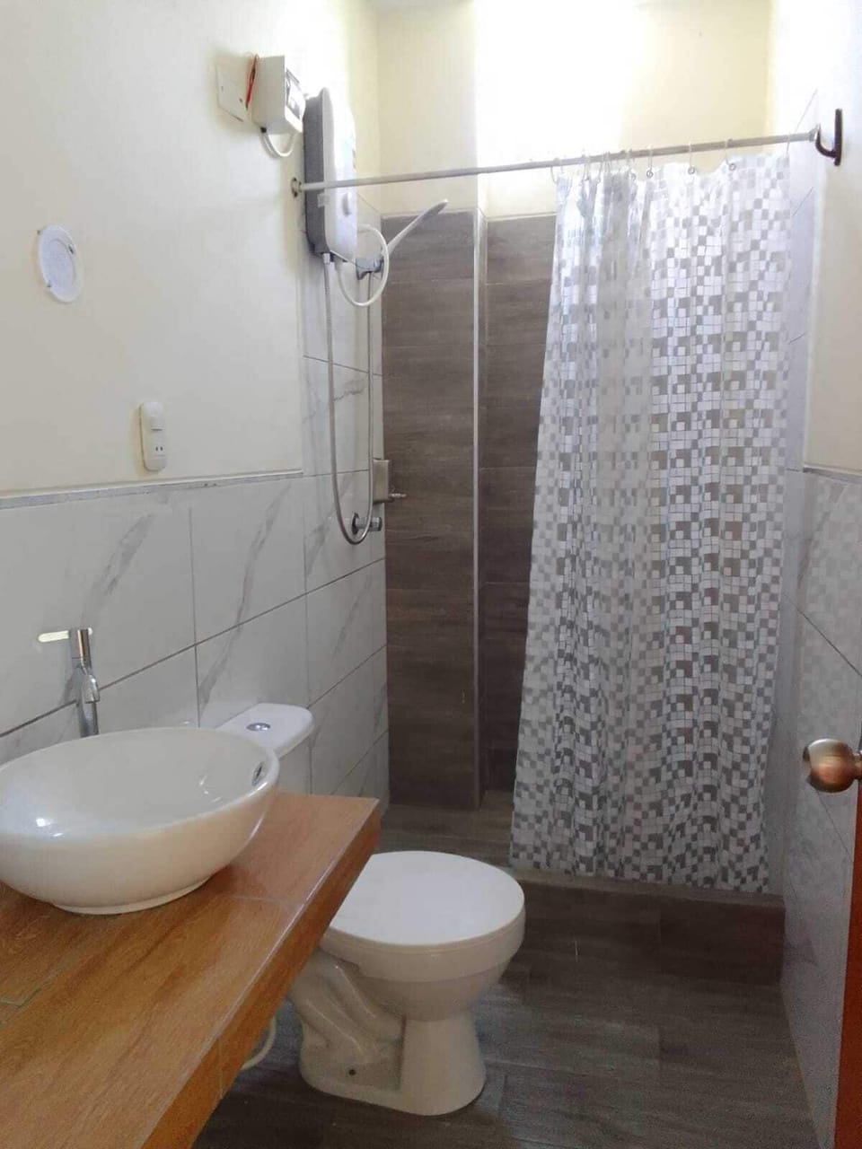 Standard Room, City View | Bathroom | Shower, rainfall showerhead, hair dryer, towels
