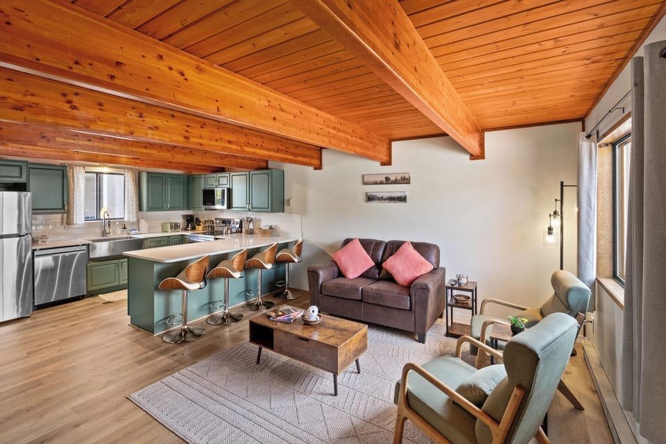 House, 2 Bedrooms, Kitchen | Living area | 52-inch Smart TV with digital channels, Netflix, Hulu