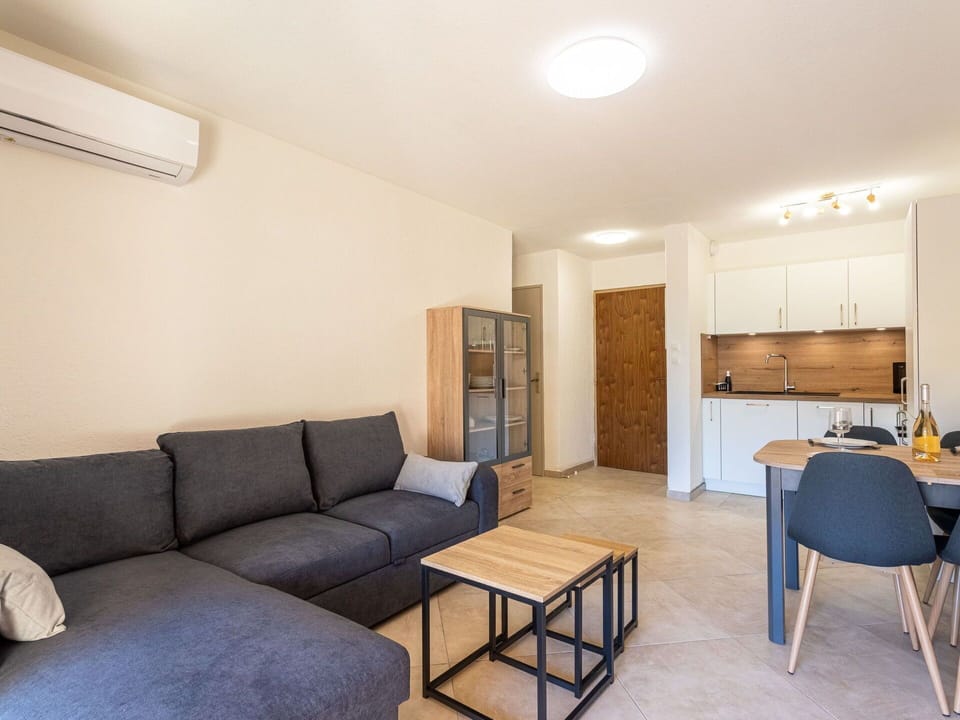 Couch, Furniture, Property, Table, Comfort, Wood, Living Room, Interior Design, Building, House