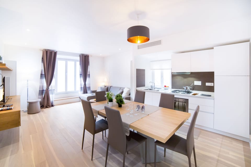 Luxury Apartment, 2 Bedrooms | In-room dining