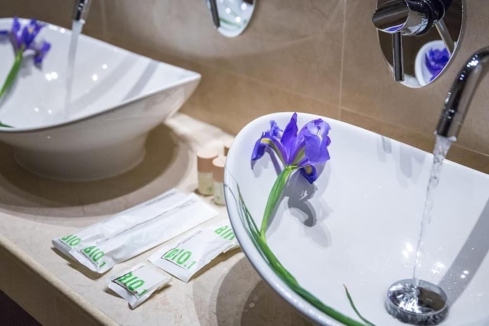 Suite | Bathroom | Free toiletries, hair dryer, bidet, towels