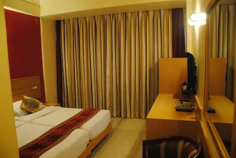 Deluxe Room, Courtyard View | Minibar, in-room safe, desk, blackout drapes