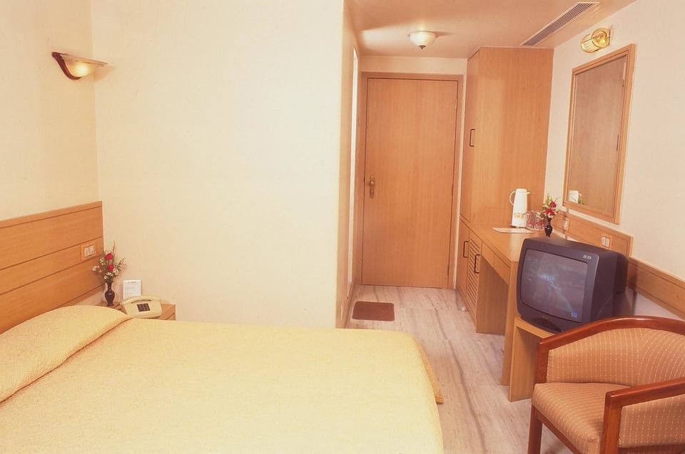 Deluxe Room, Courtyard View | Minibar, in-room safe, desk, blackout drapes