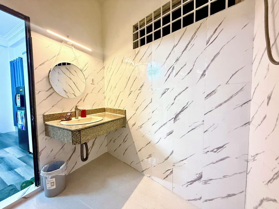 Deluxe Double Room, City View | Bathroom | Hair dryer, slippers, bidet