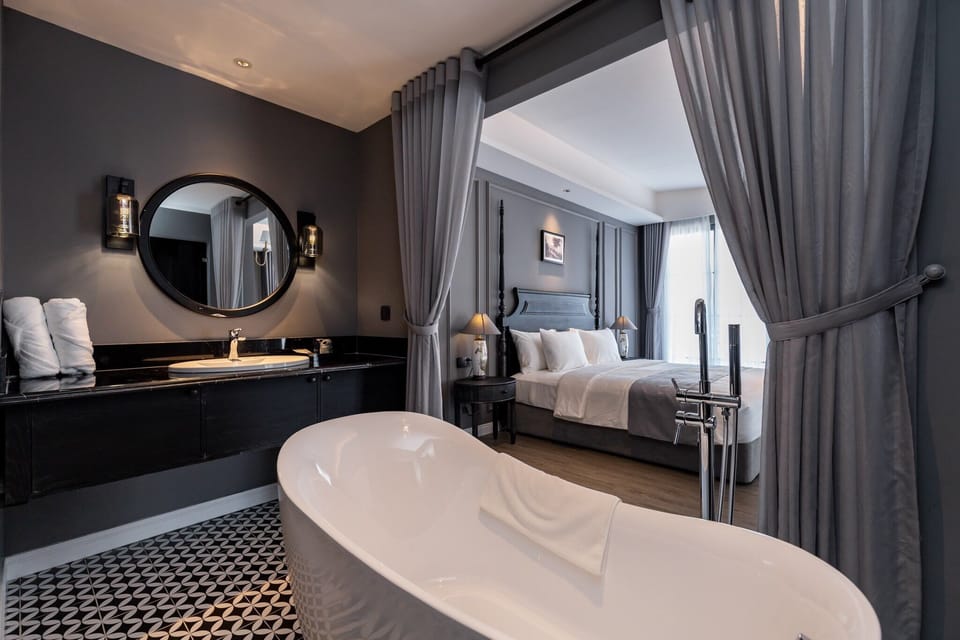 Executive Double Room | Bathroom | Shower, hydromassage showerhead, designer toiletries, hair dryer