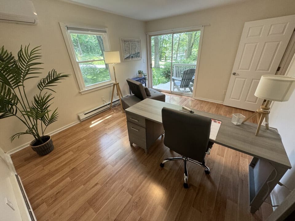 Private Office w /outdoor seating area Twin Bed