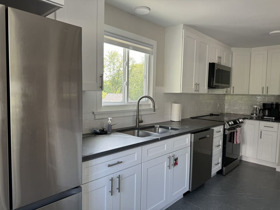 Small space, big convenience! Our modern kitchenette is fully equipped with a microwave, mini-fridge, and all the essential cookware for a quick and easy meal.