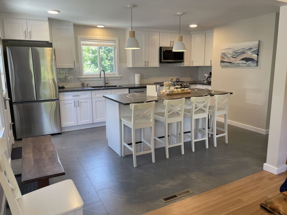 Small space, big convenience! Our modern kitchenette is fully equipped with a microwave, mini-fridge, and all the essential cookware for a quick and easy meal.