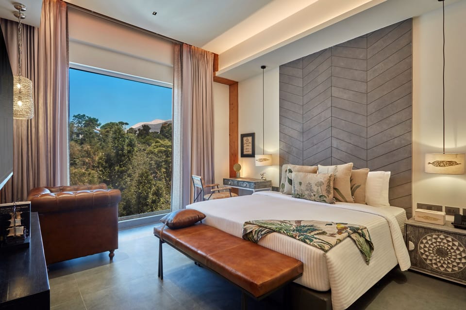 Premium bedding, minibar, iron/ironing board, free WiFi