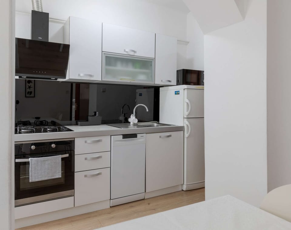 Fully equipped kitchen with stove, microwave, oven dish washer and fridge