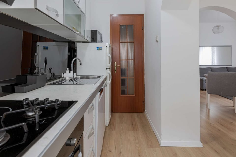 Fully equipped kitchen with stove, microwave, oven dish washer and fridge