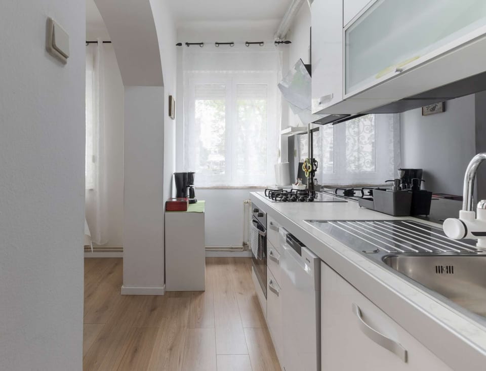 Fully equipped kitchen with stove, microwave, oven dish washer and fridge