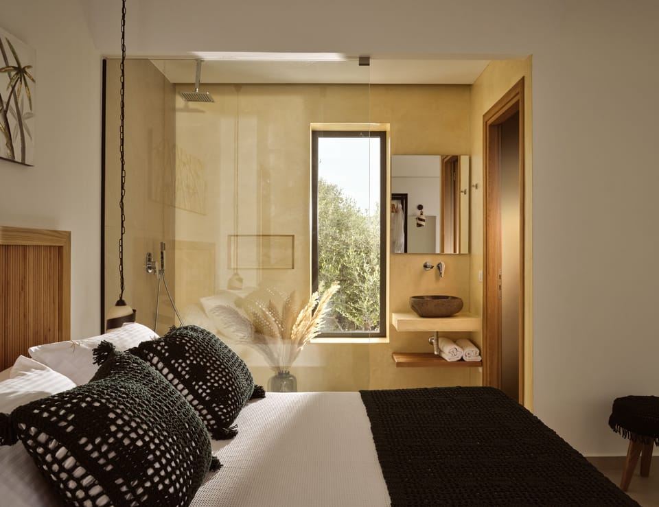 Bedroom layout with en-suite bathroom & walk in shower.