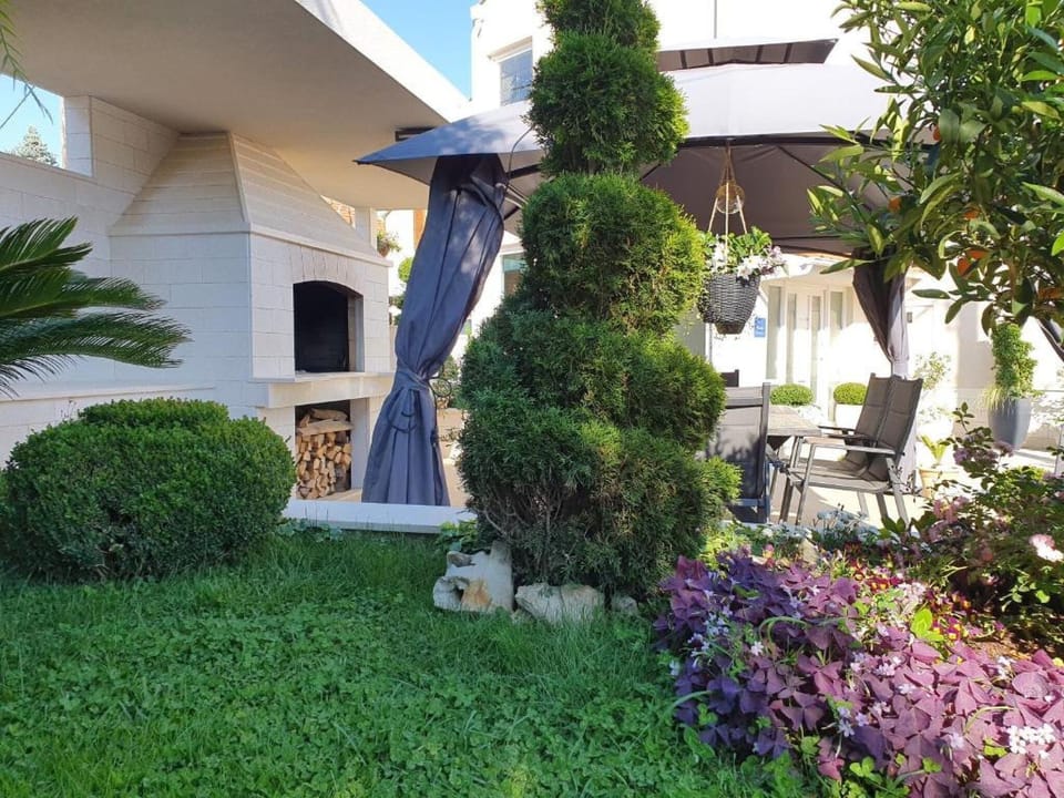 Apartment (Two Bedroom Apartment with Swimming P) | BBQ/picnic area