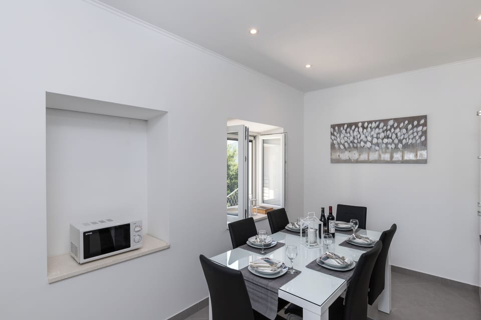House (Two Bedroom Holiday Home with Terrace) | Dining room