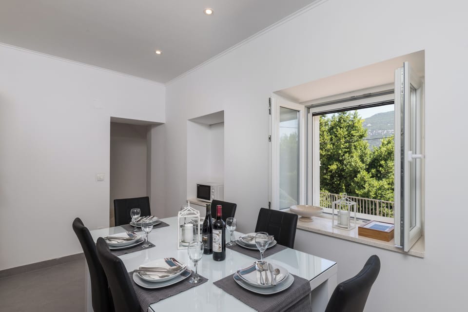 House (Two Bedroom Holiday Home with Terrace) | Dining room