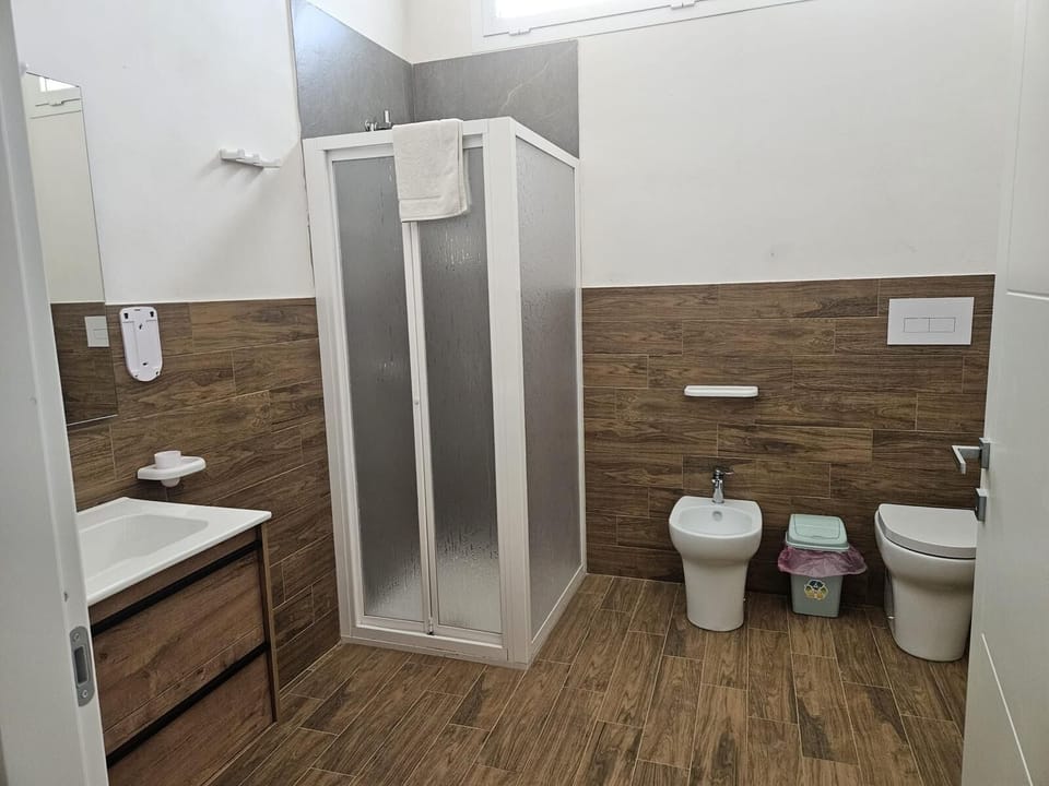 Family Studio Suite | Bathroom