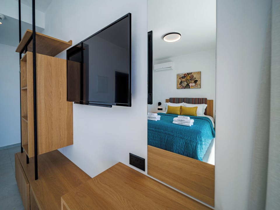 Hypo-allergenic bedding available, in-room safe, blackout drapes