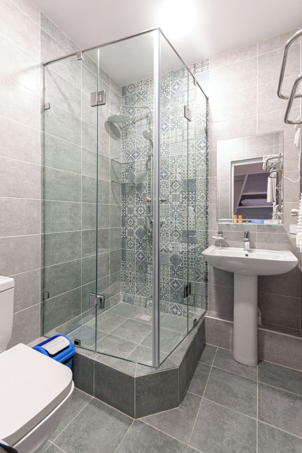 Standard Room, 1 Queen Bed | Bathroom | Free toiletries, hair dryer, slippers