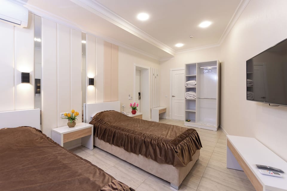 Standard Room, 2 Twin Beds | Laptop workspace, WiFi (free)