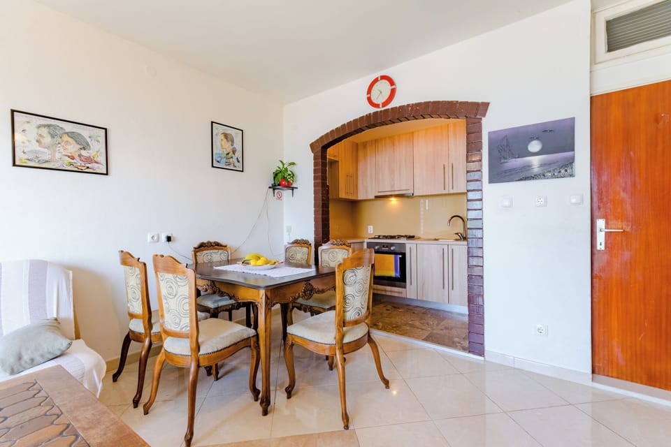 Apartment (Two Bedroom Apartment with Terrace an) | Dining room