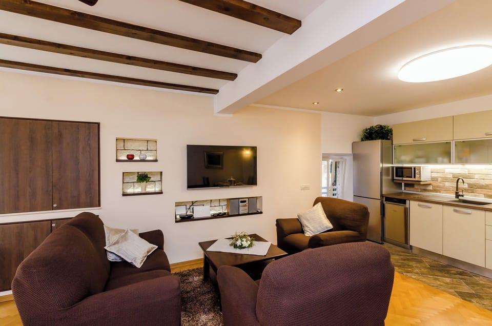 Apartment (Comfort Duplex Two Bedroom Apartment) | Living room | 32-inch flat-screen TV with digital channels, stereo