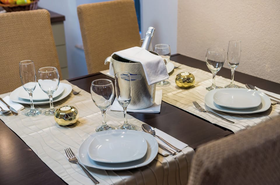 Apartment (Comfort Duplex Two Bedroom Apartment) | Dining room