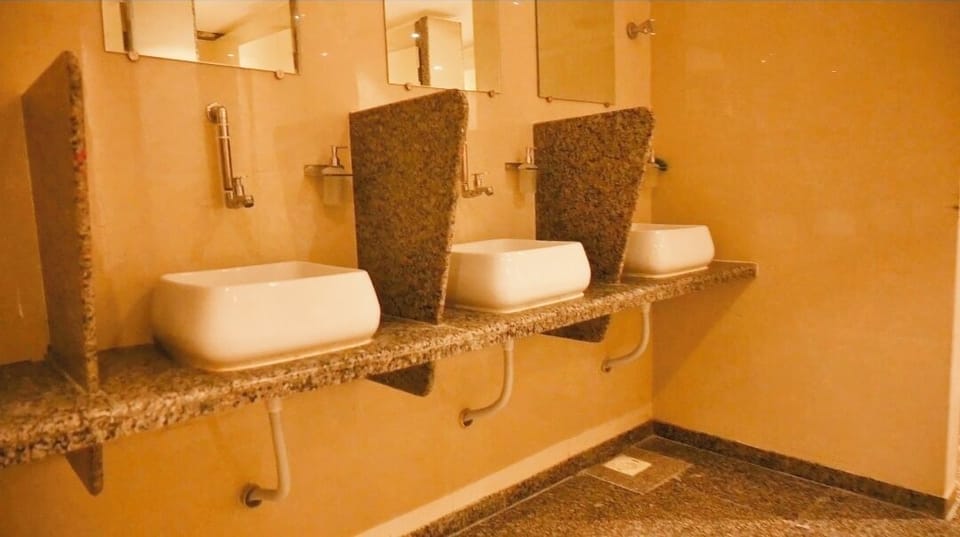 Classic Shared Dormitory | Bathroom | Shower, towels, soap, shampoo