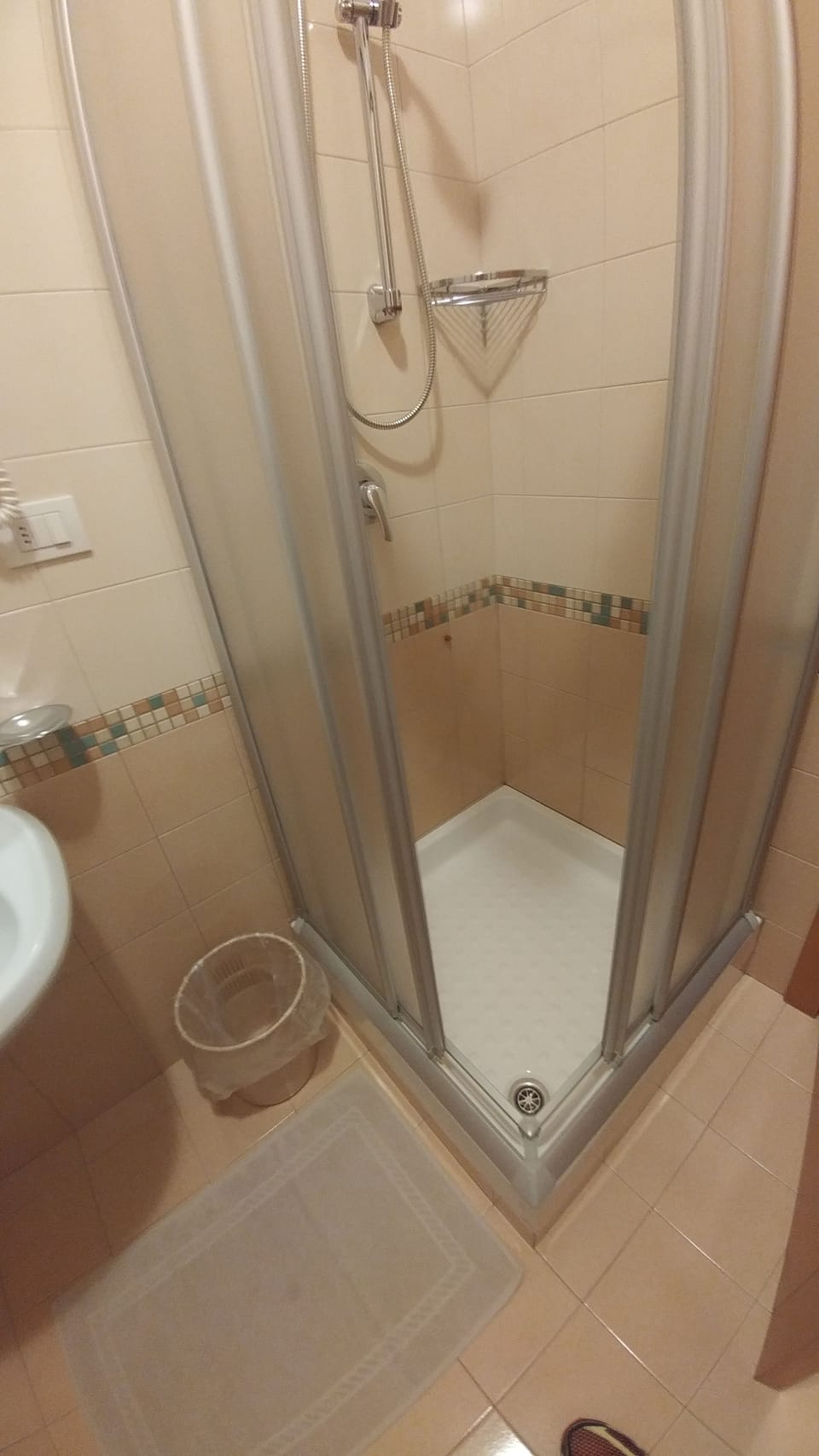 Standard Double Room | Bathroom shower