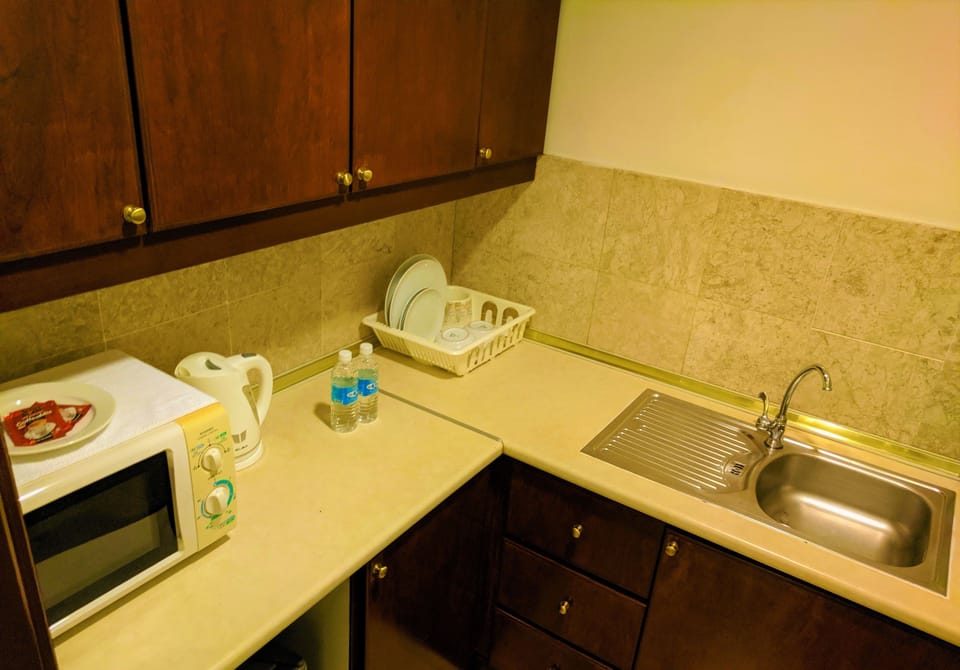 Studio | Private kitchenette | Fridge, microwave, coffee/tea maker, toaster