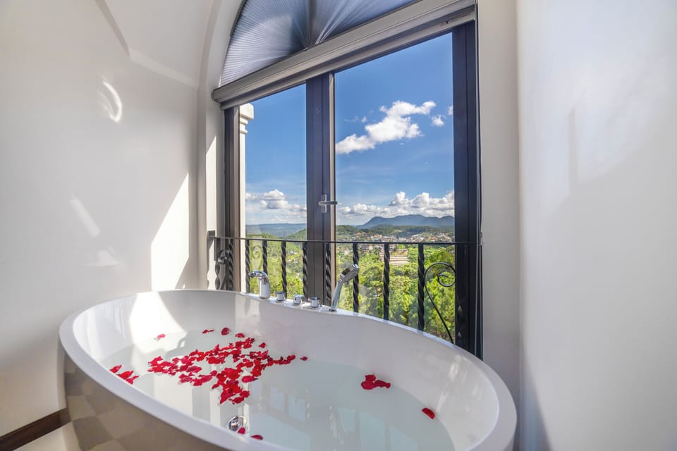Premier Double Room, Bathtub | Bathroom | Slippers, bidet