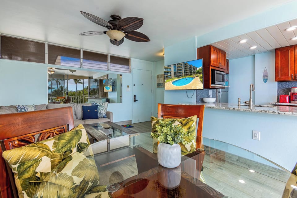 Condo, 2 Bedrooms | Living area