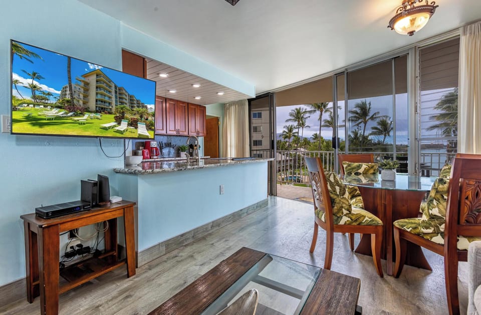 Condo, 2 Bedrooms | Living area