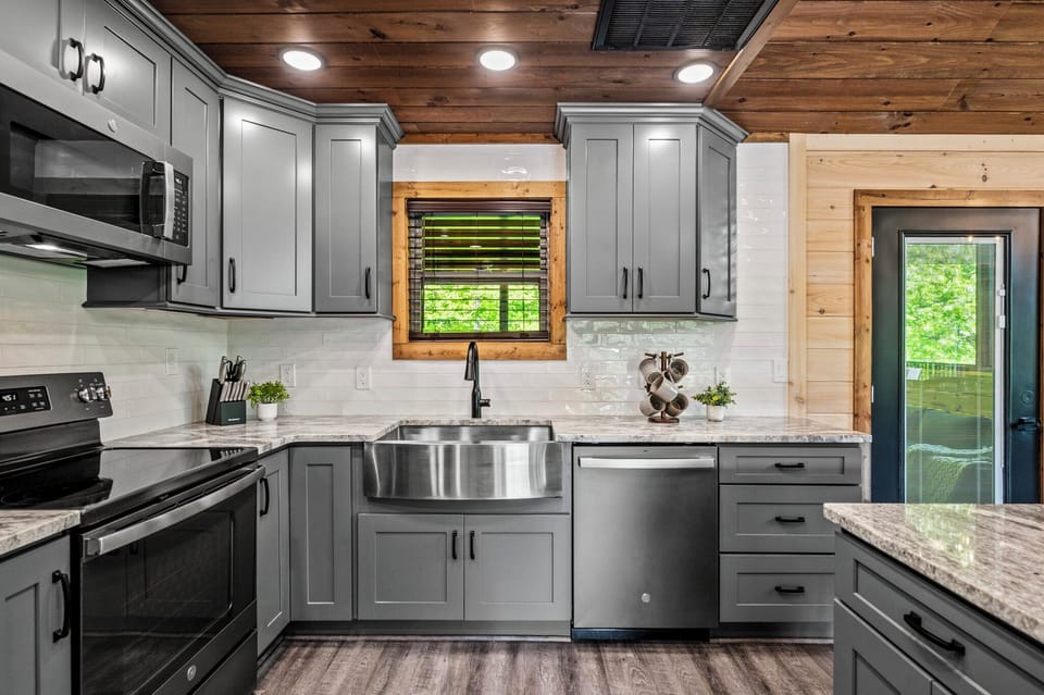 Basic Cabin, 4 Bedrooms, Mountain View | Private kitchen | Toaster