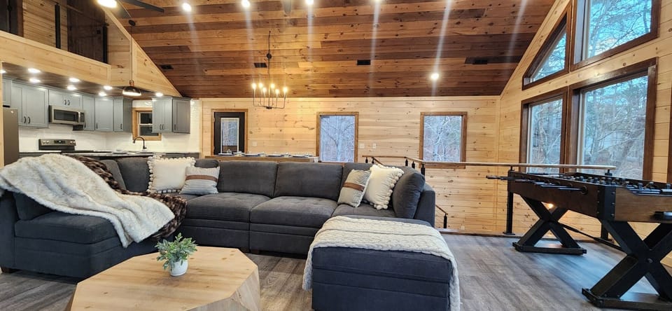 Basic Cabin, 4 Bedrooms, Mountain View | Living area | Fireplace