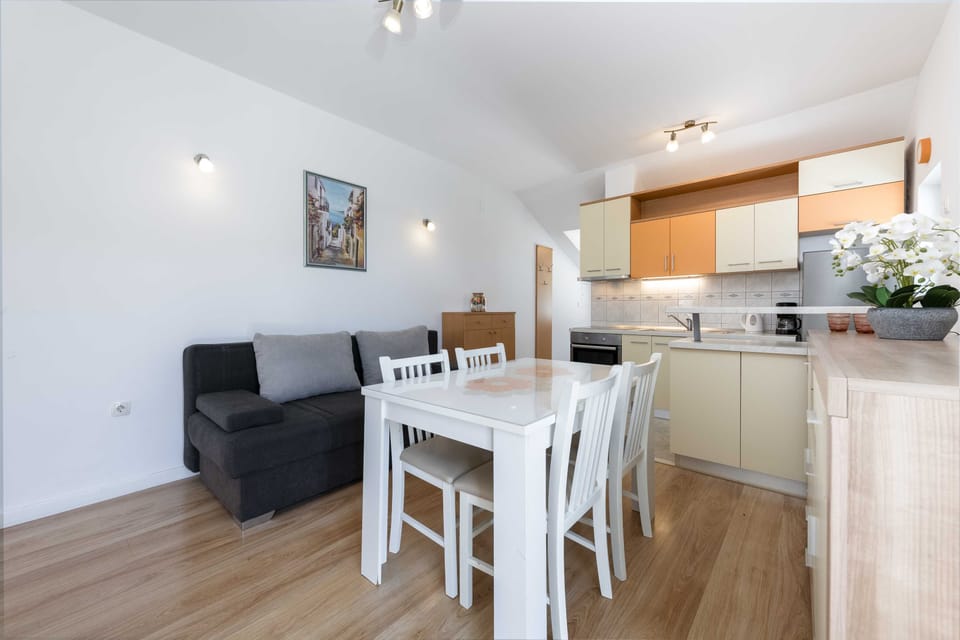 Apartment (One Bedroom Apartment with Balcony an) | Dining room
