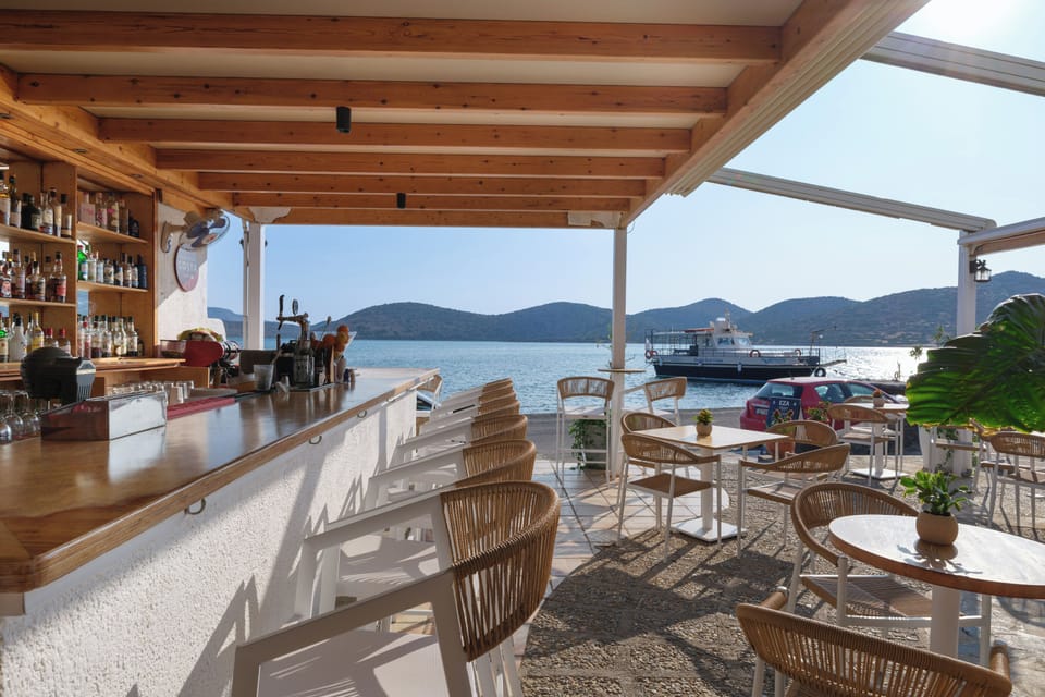 Poolside bar