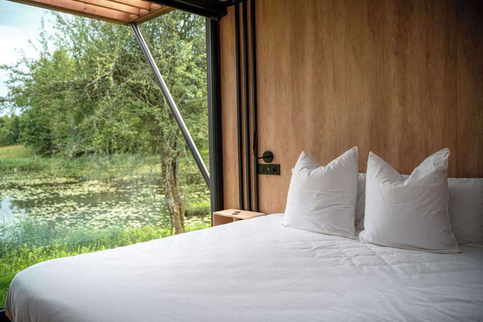 Lodge Duo - Panoramic View On The Pond | Bed sheets