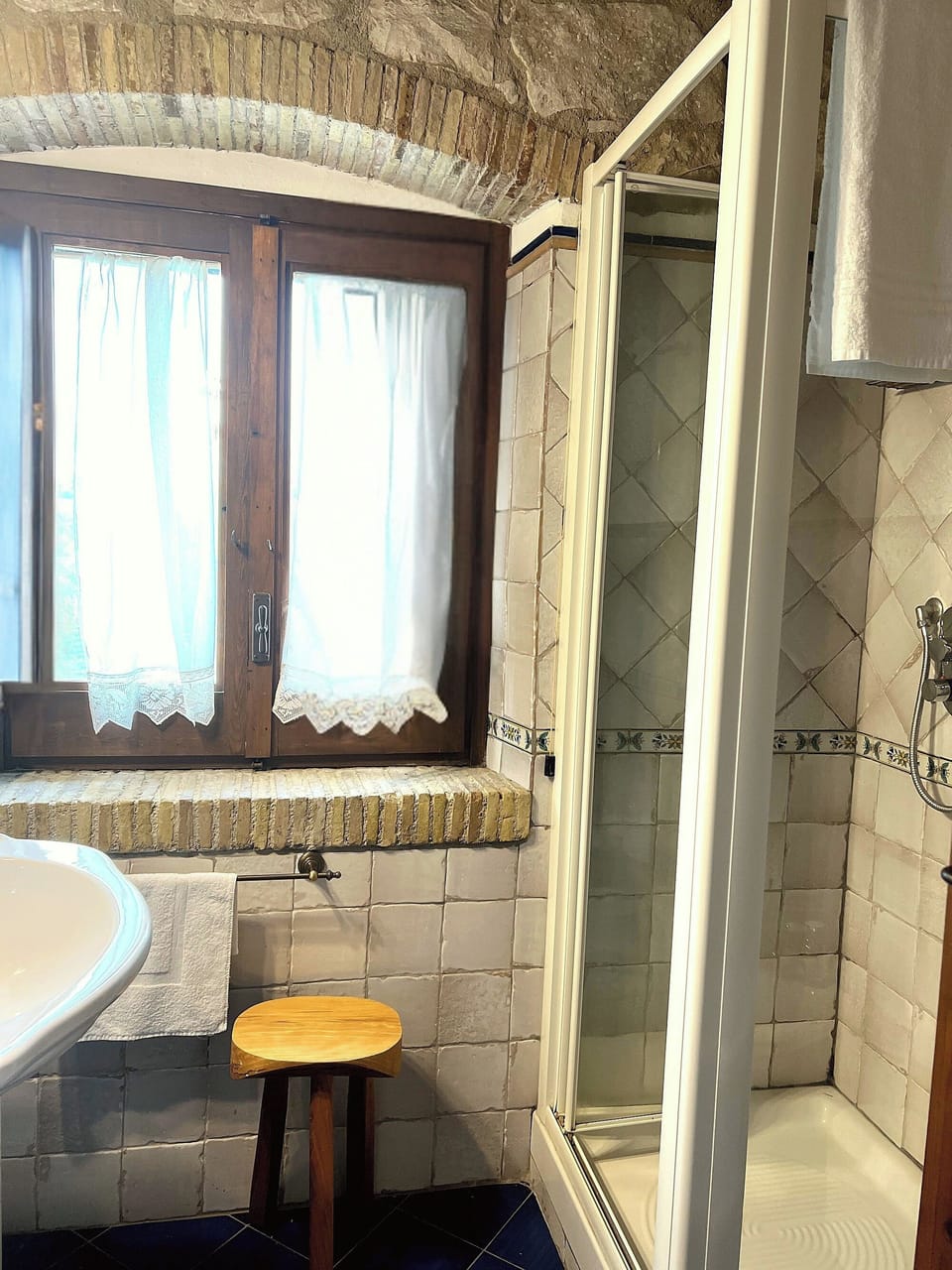 Standard Double Room | Bathroom | Shower, free toiletries, hair dryer, bidet
